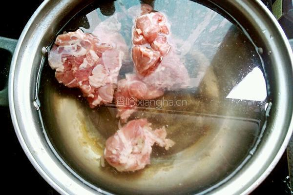 豆芽排骨汤的做法图解2