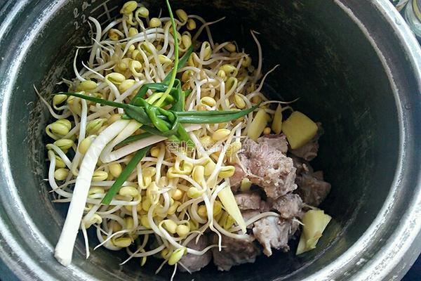 豆芽排骨汤的做法图解5