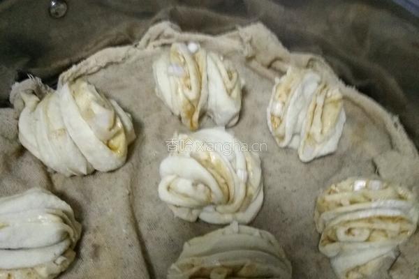 多层鲜香花卷的做法图解6