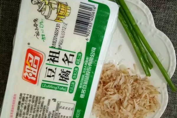 虾皮烧豆腐的做法图解1