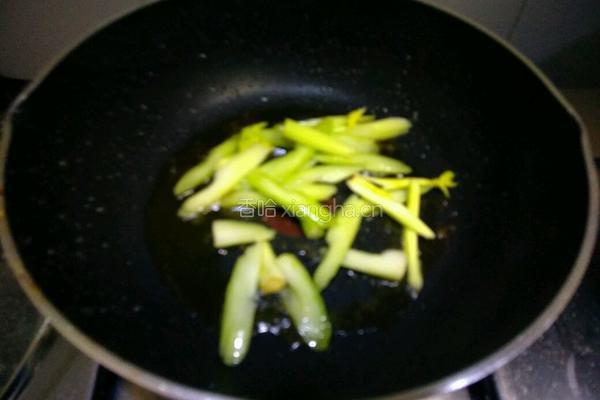 鲜菇芹菜鱿鱼丝的做法图解6