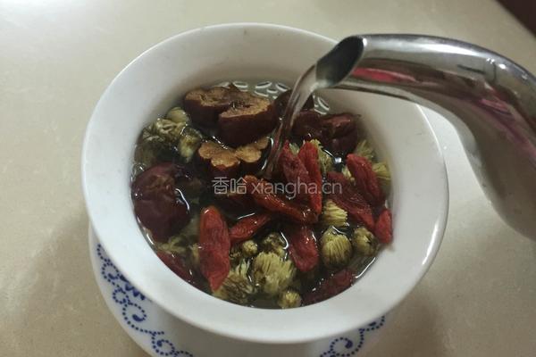 红枣枸杞菊花茶的做法图解2