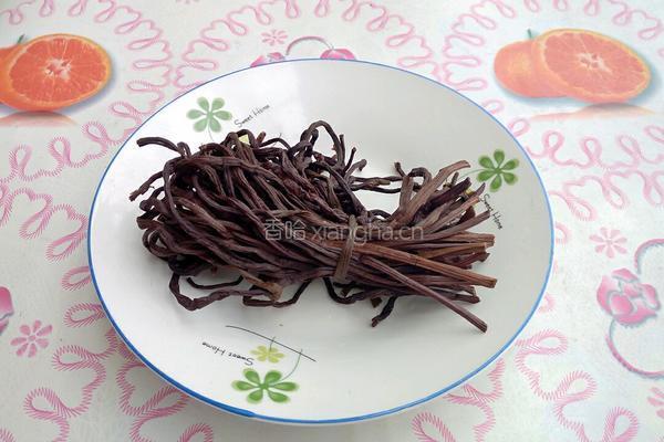 蕨菜干炒肉的做法图解1
