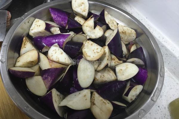豆鼓茄子的做法图解1