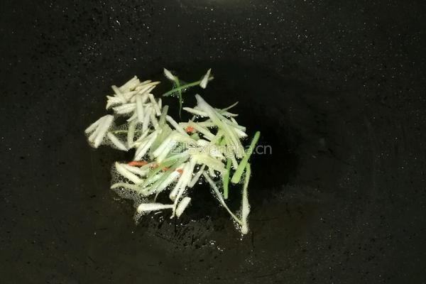 爆炒蚕蛹的做法图解3