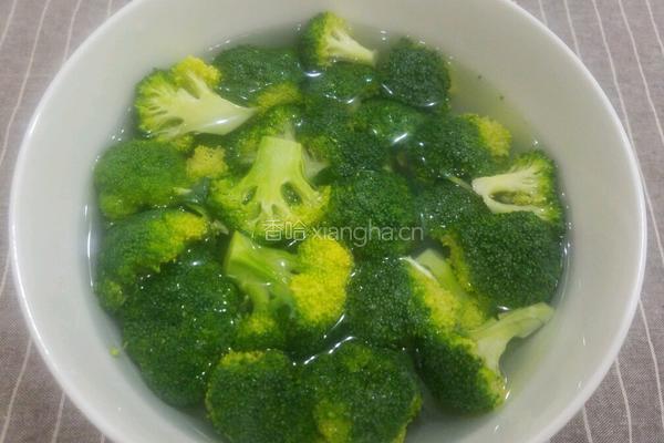 西兰花炒山药的做法图解1
