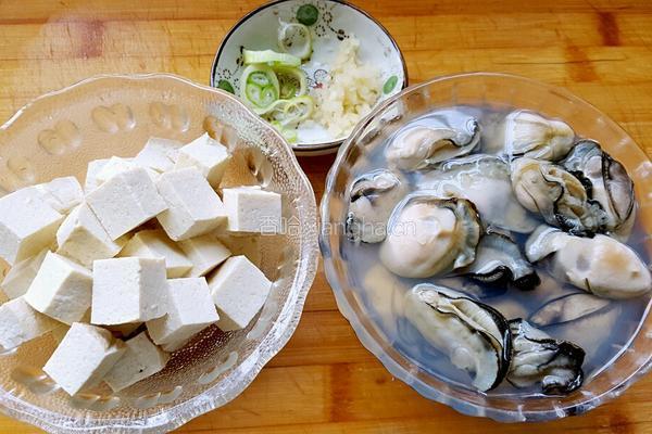海蛎焖豆腐的做法图解1