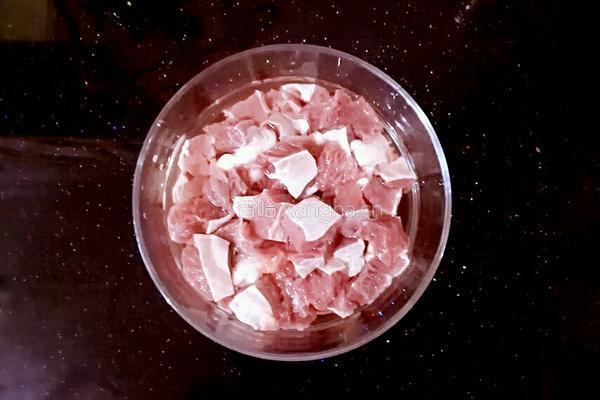 牛肉炖萝卜土豆的做法图解1