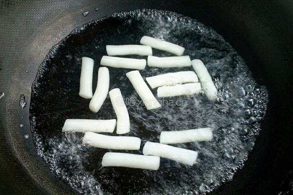 韩国辣白菜炒年糕的做法图解1