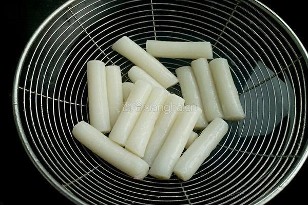 韩国辣白菜炒年糕的做法图解2