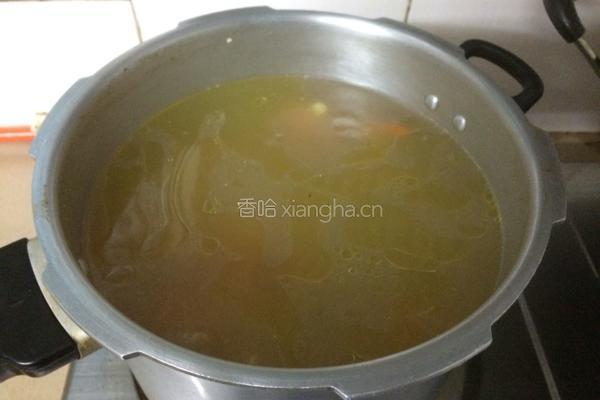 玉米胡萝卜猪蹄汤的做法图解6