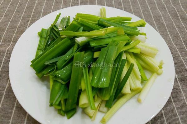 豆腐干炒蒜苗的做法图解2