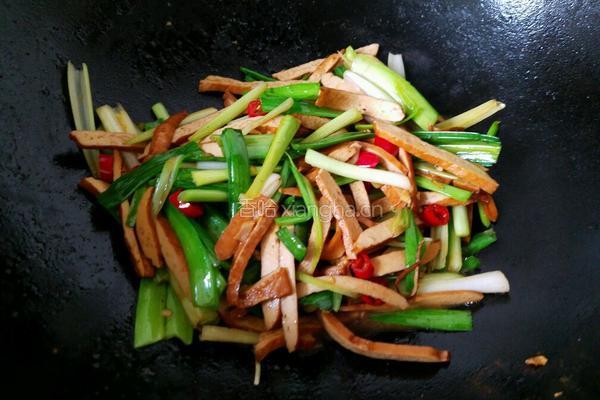 豆腐干炒蒜苗的做法图解7