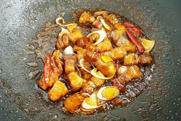 红烧肉炖蛋的做法图解7