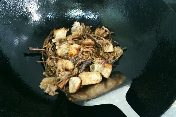 茶树菇烧排骨的做法图解6
