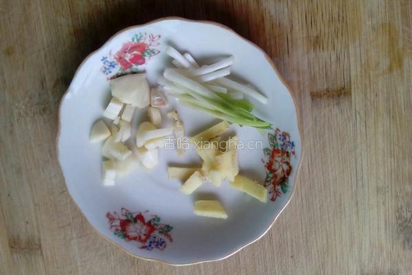猪血炒豆芽的做法图解3