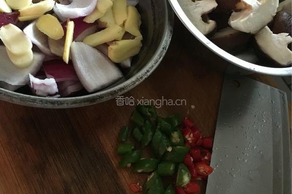 小鸡炖蘑菇的做法图解1