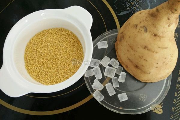 红薯小米粥的做法图解1