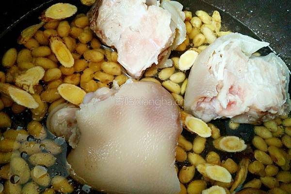 黄芪黄豆煲猪爪的做法图解4