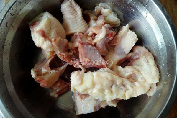 鸡骨架炖土豆的做法图解1
