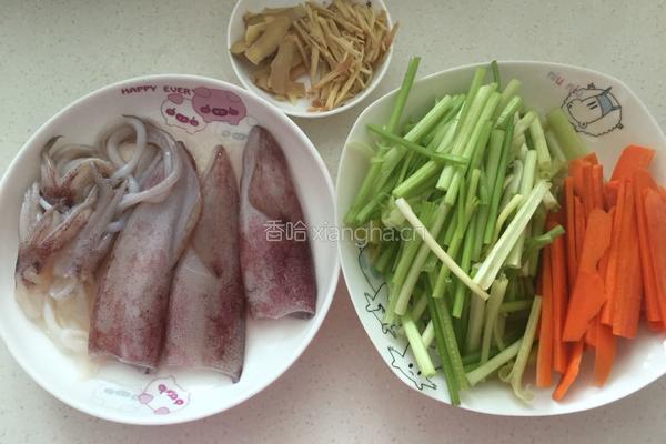 鱿鱼炒芹菜的做法图解1
