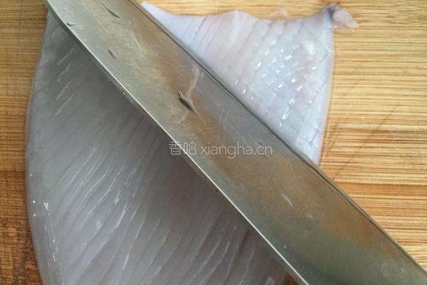 鱿鱼炒芹菜的做法图解3