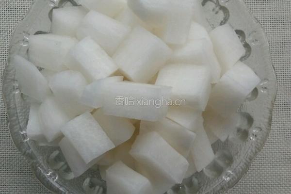 泡椒萝卜丁的做法图解1