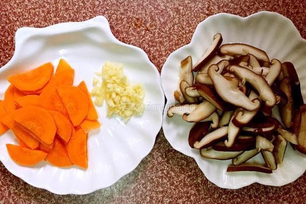 土豆炒蘑菇的做法图解2