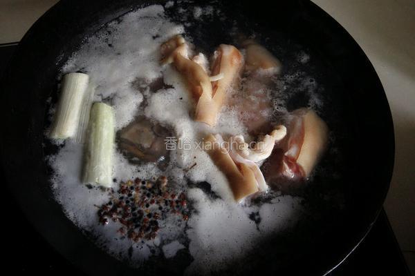 猪蹄木耳烧黄花菜的做法图解2