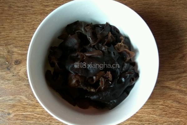 凉拌腐竹黑木耳的做法图解3