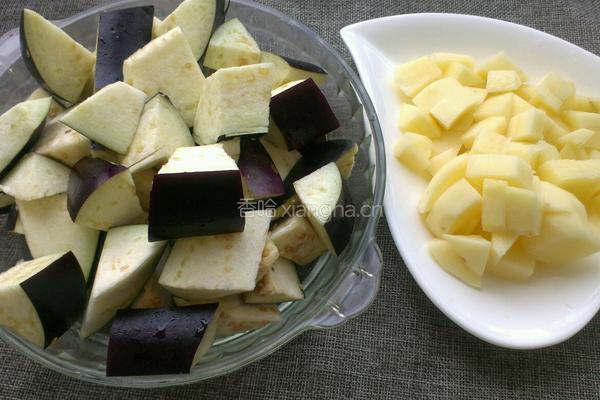 五花肉炖茄子土豆的做法图解1