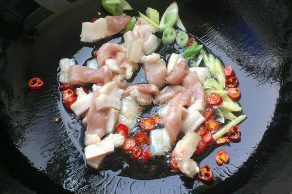 五花肉炖茄子土豆的做法图解2