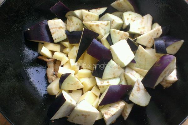 五花肉炖茄子土豆的做法图解4