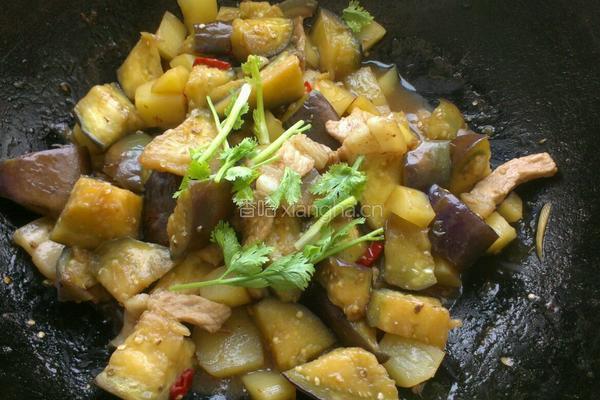 五花肉炖茄子土豆的做法图解6