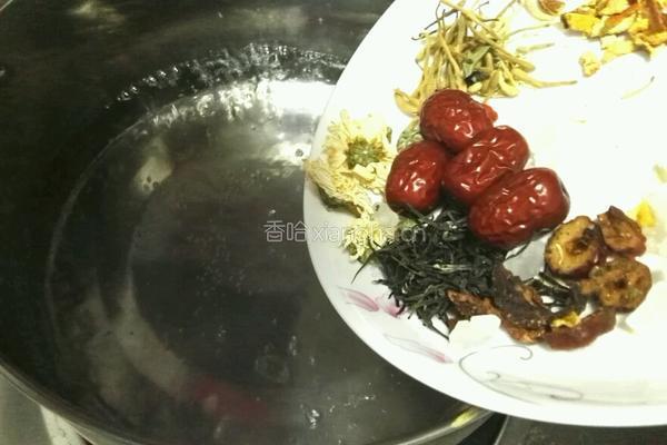 金银花八宝茶的做法图解3