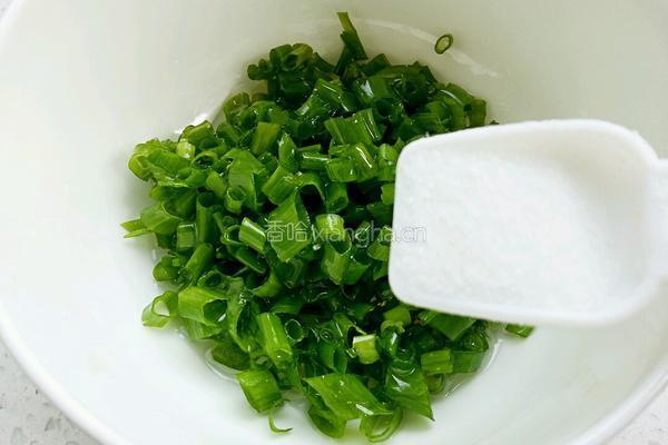 豆渣方瓜葱油卷儿的做法图解6