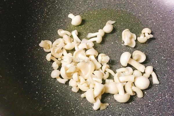 奶香青豆煨河虾的做法图解9
