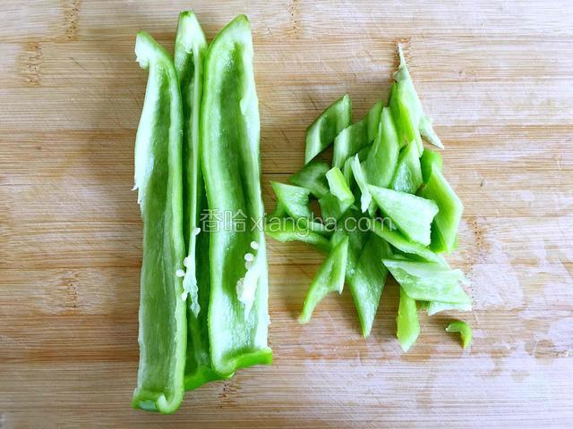 辣椒去蒂去籽，切成菱形块。