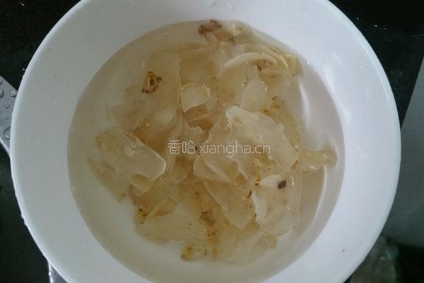 秋葵百合炒菱角的做法图解2