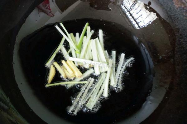 干煸大头菜的做法图解3
