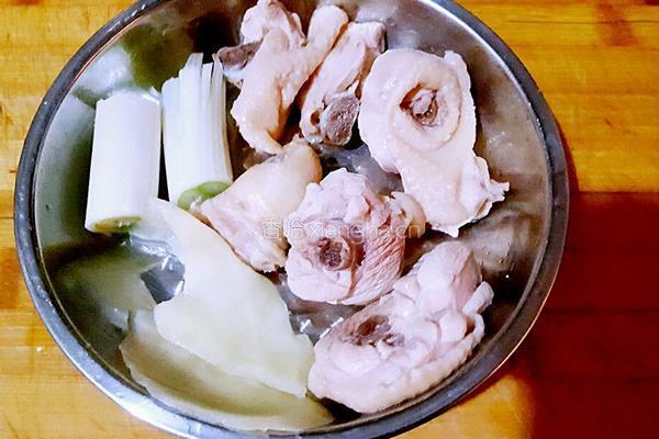 竹笋烧鸡的做法图解1