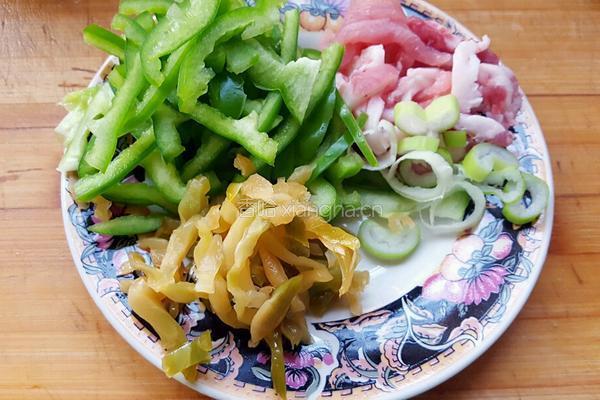 青椒榨菜肉煲仔饭的做法图解2