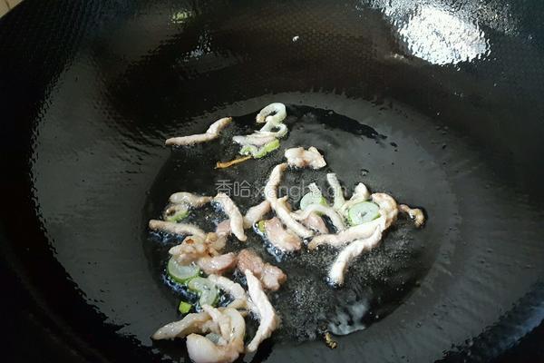 青椒榨菜肉煲仔饭的做法图解3