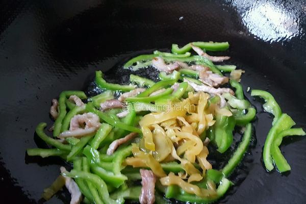 青椒榨菜肉煲仔饭的做法图解4