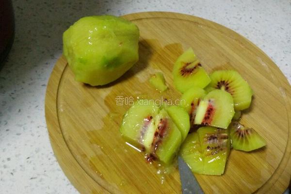 猕猴桃牛油果饮的做法图解2