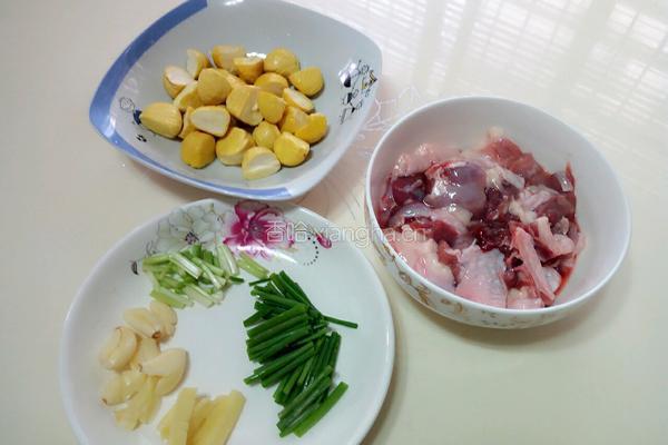 板栗烧鸭的做法图解1