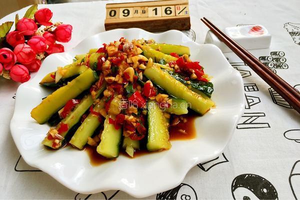 凉拌蒜香拍黄瓜的做法图解1