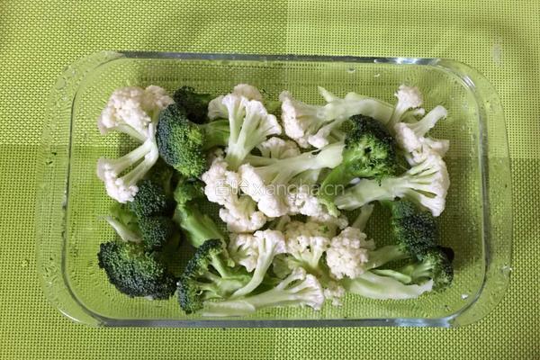 凉拌西兰花 花菜新吃法的做法图解1