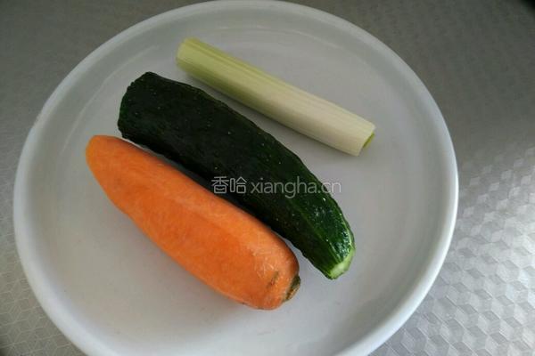 京酱鸡丝的做法图解1
