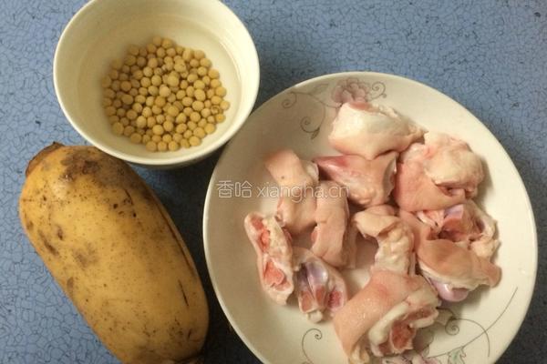莲藕黄豆猪蹄汤的做法图解1